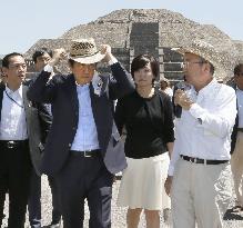 Japan PM Abe, wife visit Teotihuacan World Heritage site