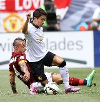 Kagawa of Manchester United tackled in game against Roma