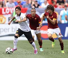 Kagawa of Manchester United carries ball against Roma
