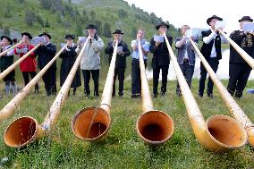 Over 100 alphorn players give 'concert' in Swiss village