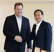 Suga meets with Canadian FM Baird