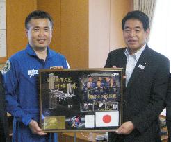 Astronaut Wakata pays courtesy call on science minister