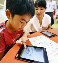 Boy experiences SNS in class for safe use of Internet