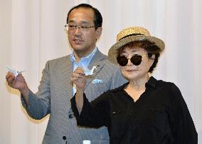 Yoko Ono visits Hiroshima