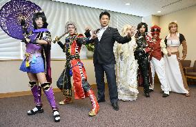 Foreign cosplayers visit Japan ministry before int'l event