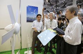 2 ex-PMs inspect wind power system at Tokyo show