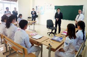 FM Kishida visits Japanese-language course in Hanoi