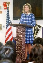 U.S. envoy Kennedy encourages students before studying in U.S.