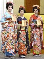 3 women certified as 'Akita Maiko'