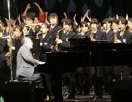 Pianist Yamashita, students perform at reconstruction concert