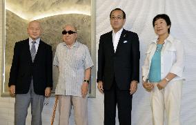 Hiroshima mayor poses with A-bomb survivors