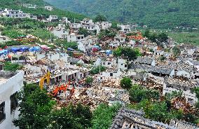 Strong quake in southern China kills hundreds