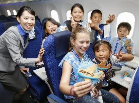 Kids enjoy sightseeing flight aboard Boeing 787-9