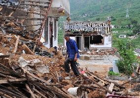 Strong quake in southwestern China kills hundreds