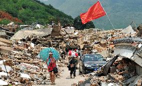 Residents walk through debris in quake-hit China