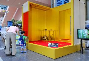 Hideyoshi's golden tea room reproduced at Kansai airport