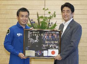Astronaut Wakata pays courtesy call on PM Abe