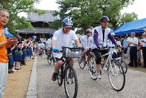Bicycle relay along Shikoku pilgrimage route starts