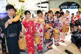 Students mimic 'uchimizu' at 'yukata' fair in Shanghai