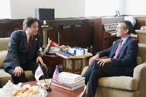 Nagoya, L.A. mayors hold talks in Los Angeles