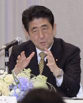 Abe to retain Suga in Cabinet reshuffle