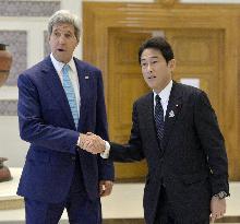Japan's FM Kishida meets U.S. State Sec'ry Kerry in Naypyitaw