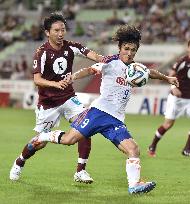 Niigata's Tanaka, Kobe's Hashimoto in action