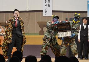 Comedian arouses interest in U.S. military bases in Okinawa