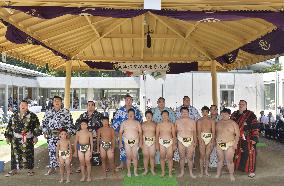 Sumo wrestlers donate 'dohyo' ring to tsunami-hit town