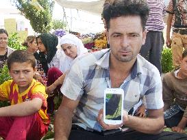 Yazidi man shows photo of niece abducted by Islamic radicals