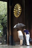 Worshipers bow at Yasukuni war shrine in Tokyo