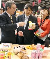Farm minister Hayashi inspects H.K. food fair