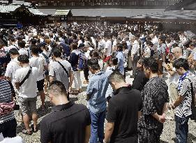 People observe silent prayer at Yasukuni