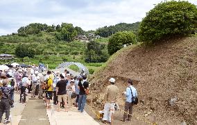 Citizens gather at Miyakozuka Tomb