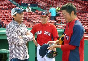 Actor Watanabe visits Boston to meet Japanese players
