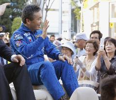 Astronaut Wakata honored in hometown parade