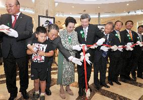 PM Abe's mother joins opening of calligraphy show in Mongolia