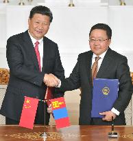 Chinese, Mongolian leaders shake hands after accord