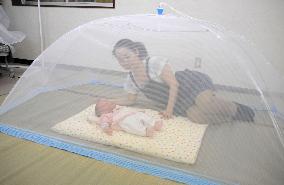 Baby-rearing mothers appreciate 1-touch mosquito nets
