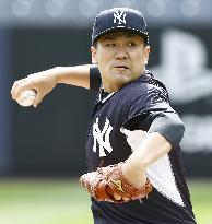 Yankees hurler Tanaka throws 35 test pitches