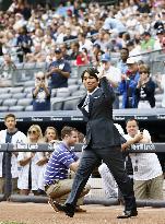 Matsui reacts at ceremony to retire Joe Torre's No. 6