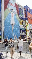 Women mimic actress Ayase's Glico ad pose in Osaka