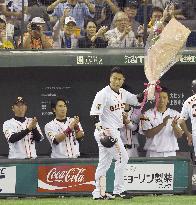 Giants' Murata achieves 1,500 career hits with homer
