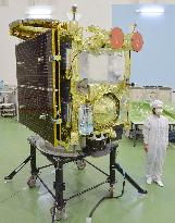 Japan shows new space probe to press ahead of launch
