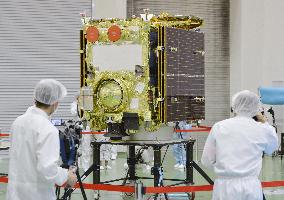 Japan shows new space probe to press ahead of launch