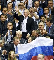 Putin responds to judo fans' cheering