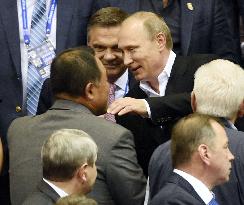 Putin hugs Yamashita at world judo competition