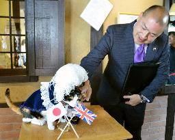 British consul general in Osaka meets with 'Tama'
