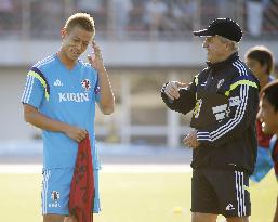 Honda chats with new Japan coach Aguirre