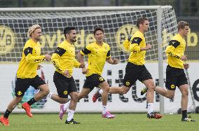 Japan midfielder Kagawa returns to Dortmund from Man Utd